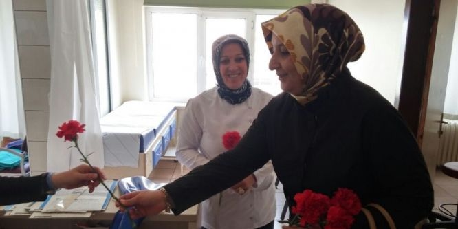 Bayan Çelik, hasta ve yaşlıları evlerinde ziyaret ediyor