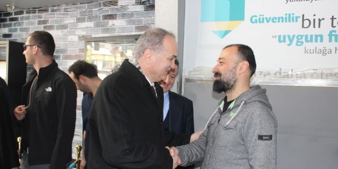 Bakan Özlü Düzce’de esnafı ziyaret etti