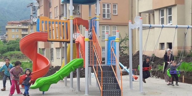 Başkan Yiğit’ten çocuklara karne hediyesi