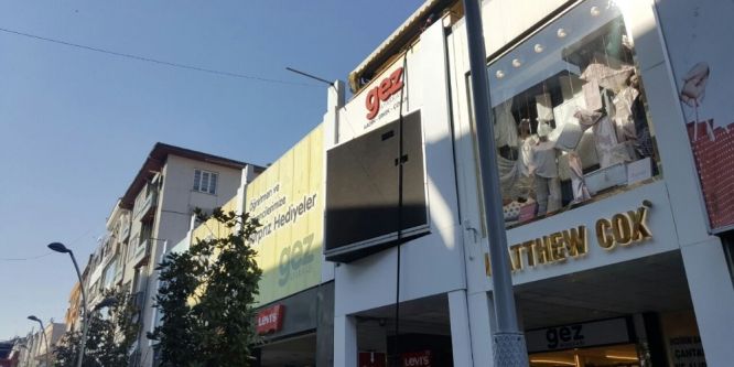 Mağazada çıkan yangın paniğe yol açtı