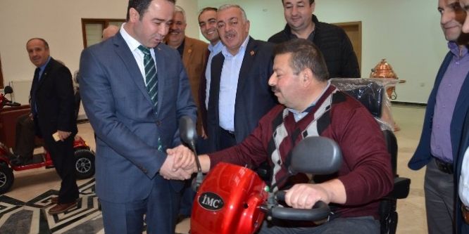 Engellilere akülü tekerlekli sandalye verildi