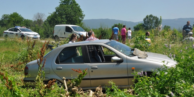 Yaralanan yakınlarını takip ederken ambulansa çarptılar