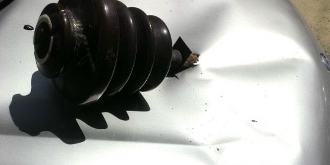 Elektrik izolatörü otomobilin motor kaputuna saplandı