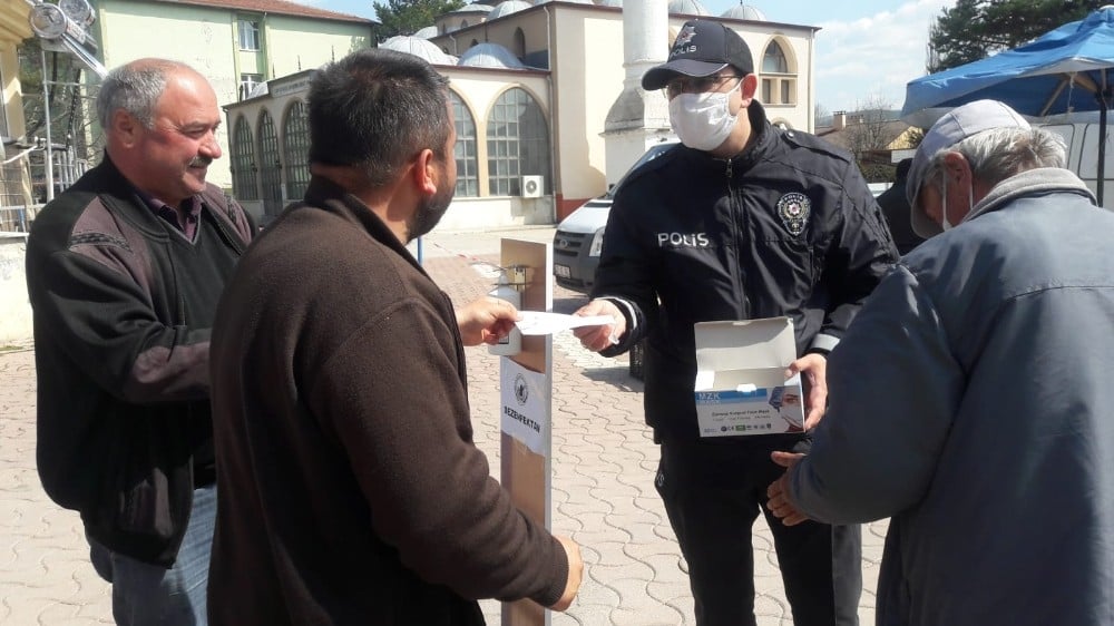 Daday’da jandarma ve polis ekipleri, vatandaşlara maske dağıttı 