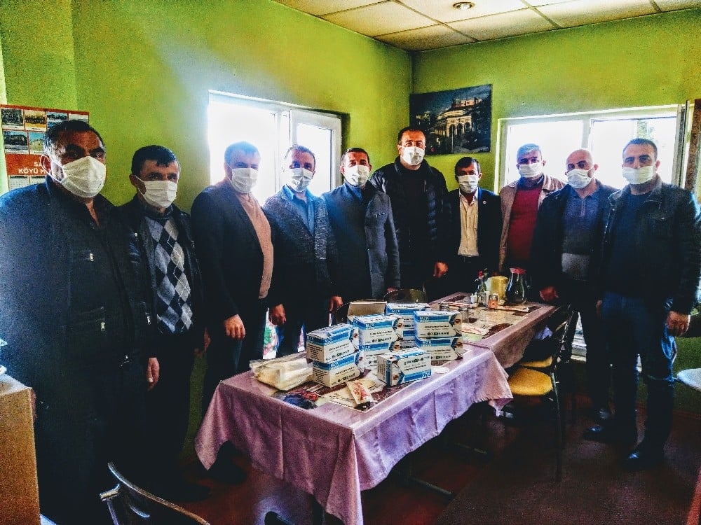 Daday’da köy muhtarlarına yaşlılara dağıtılmak üzere maske verildi 