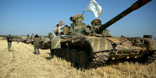 DAEŞ, muhaliflerin tanklarını engellemek için hendek kazmaya başladı