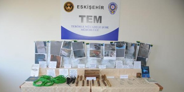 DAEŞ'li teröristlerin evinden bakın kimin kitabı çıktı!