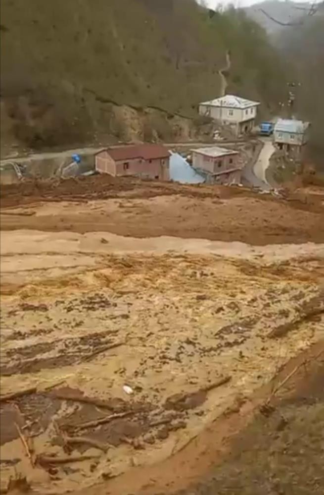 Dağ adeta çamur oldu aktı