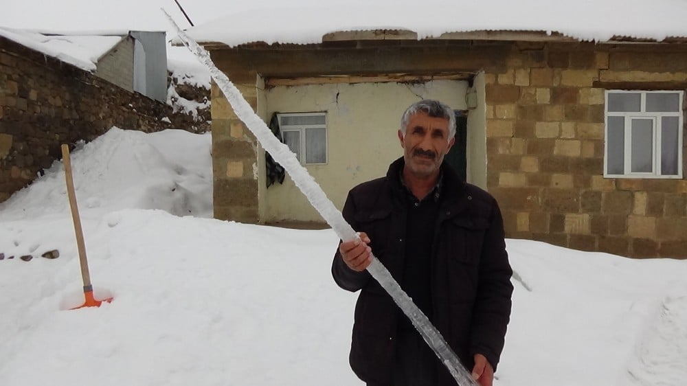 Dağ köylerindeki buz sarkıtları insan boyunu geçti 