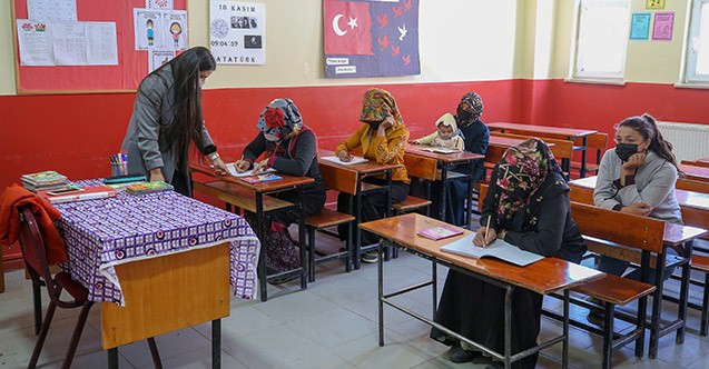 Dağ köyünde şevkle çalışıyor! Şermin öğretmen gönüllerde taht kurdu