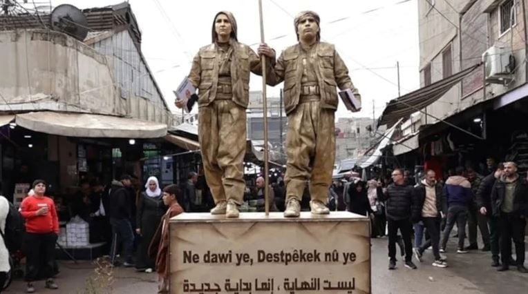 Dağ Tiyatrosundan 'canlı PKK heykelleri'yle mesaj: Son değil yeni bir başlangıç!