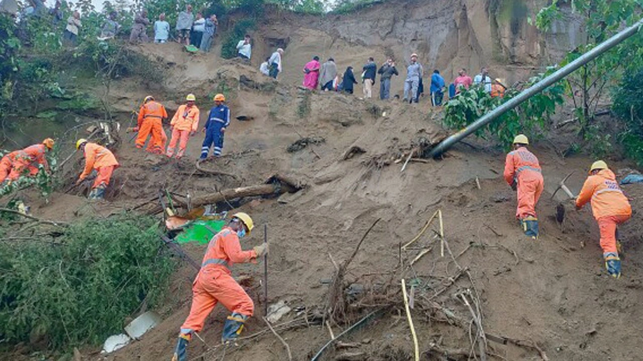 Dağ yerinden koptu! Yolcu otobüsü kayaların altında kaldı