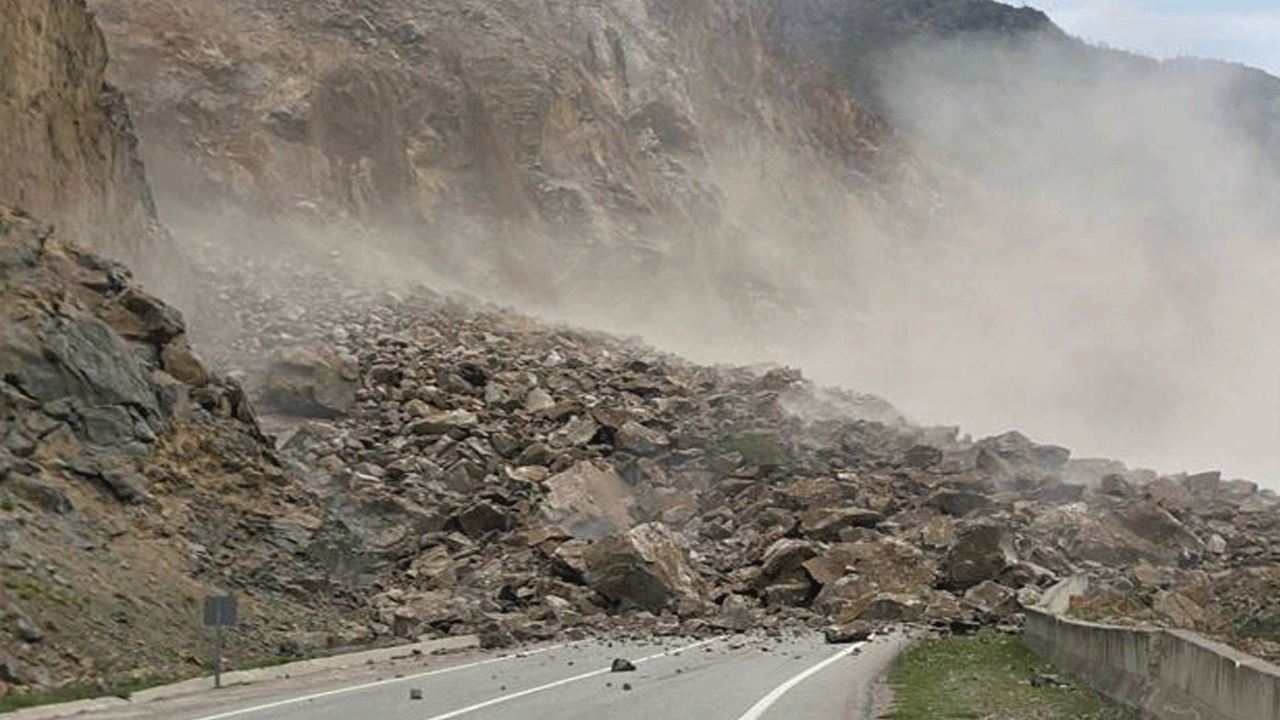 Dağ yola aktı: Gümüşhane-Giresun karayolu ulaşıma kapandı