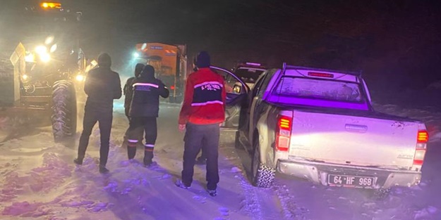 Dağ yolunda mahsur kalan 16 kişi kurtarıldı