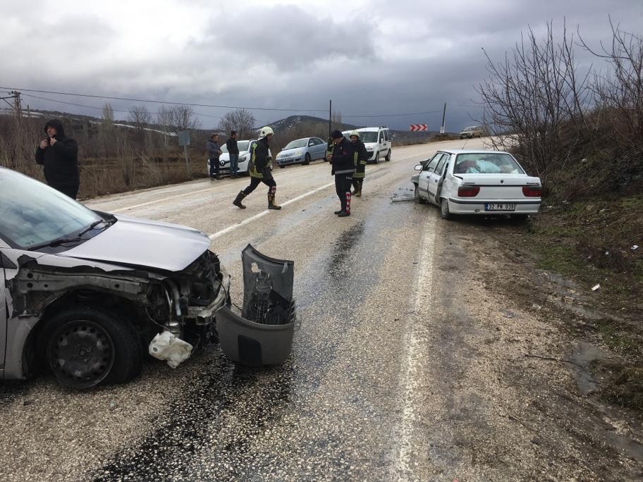 Dağ yolunda otomobiller kafa kafaya çarpıştı: 2 yaralı 