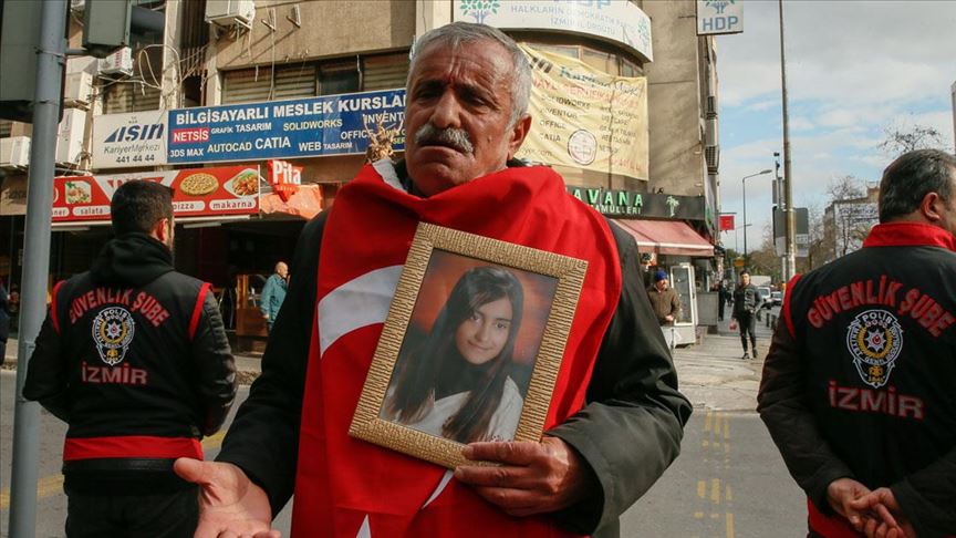 Dağa kaçırılan kızına kavuşmak için evlat nöbetini İzmir'de sürdürdü