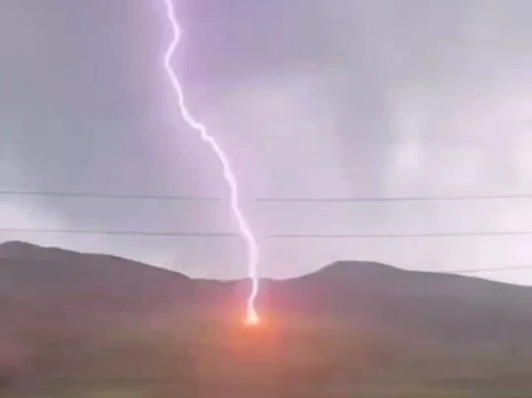 Dağa yıldırım düştü o anlar kaydedildi