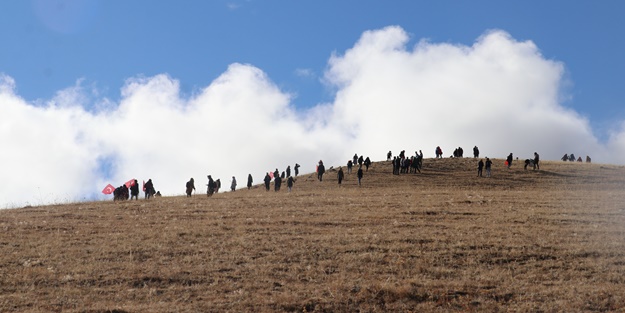 Dağcı gençler, ecdadı şehit oldukları zirvelerde anıyor