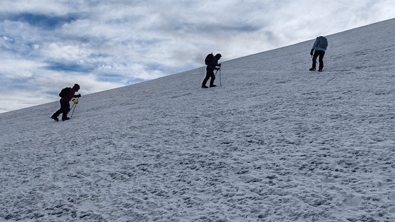 Dağcılar Ağrı Dağı'nda fırtınaya meydan okudu! Zirveye zorlu tırmanış...