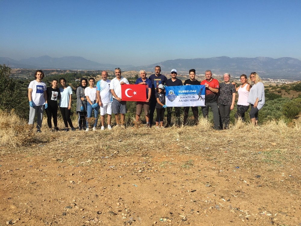 Dağcılar hem spor yaptı hem çöp topladı 