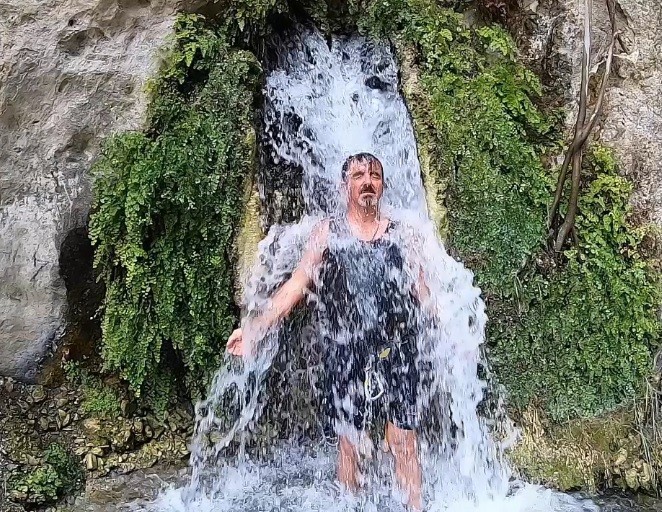 Dağcılar termal şelalenin keyfini böyle çıkardı 
