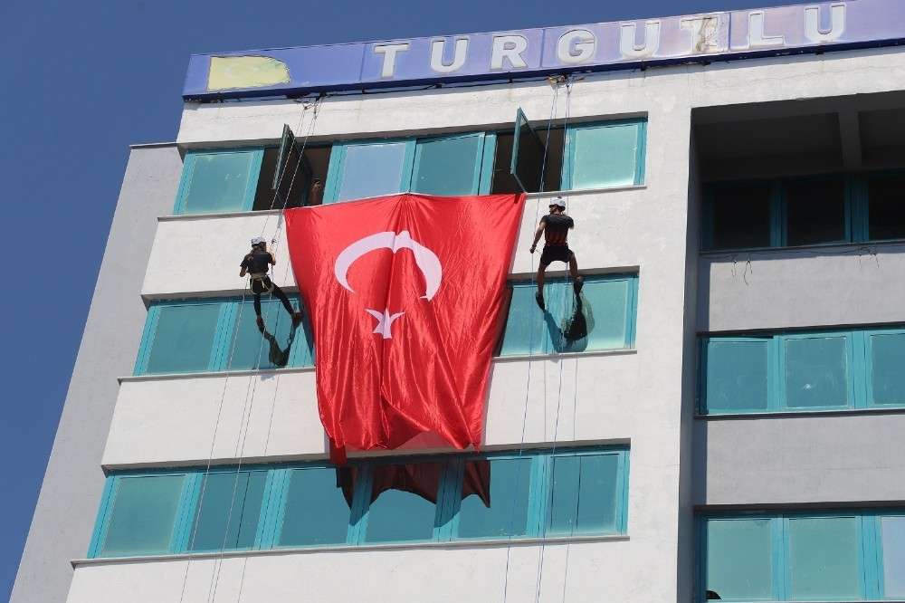 Dağcılardan Turgutlu Belediyesi hizmet binasında özel gösteri 