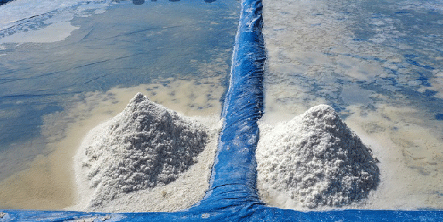 Dağdan gelen su böyle tuza dönüştürülüyor