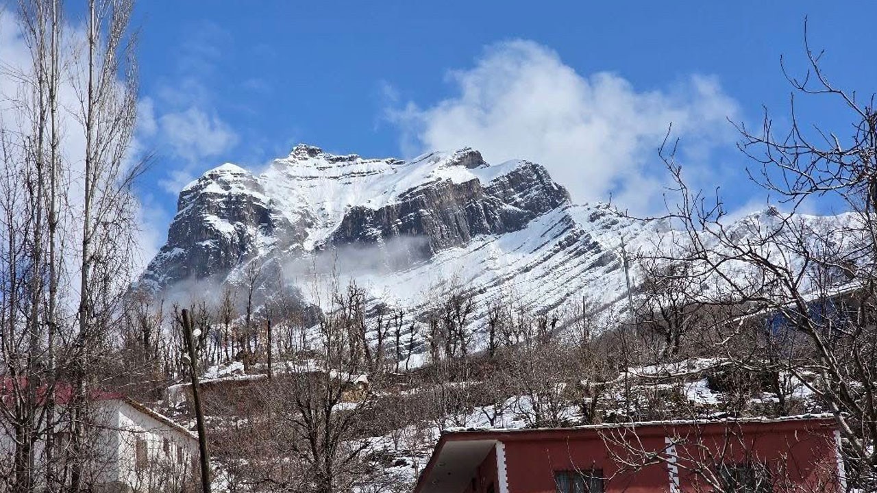 Dağdan kar, şelale gibi aktı! Nefes kesen manzara