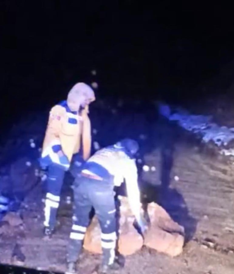 Dağdan kopan kaya parçalarını 112 ekipleri temizledi 