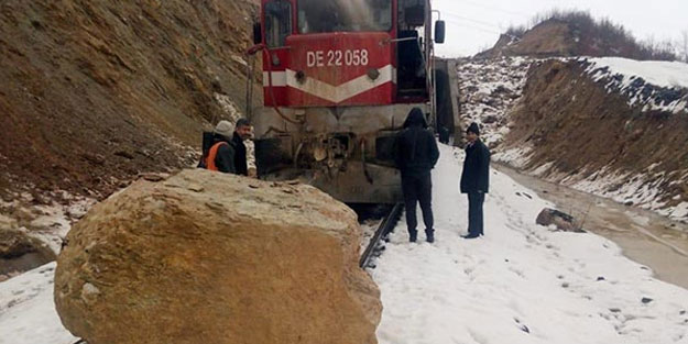 Dağdan kopan kaya trene çarptı! Faciadan kıl payı kurtuldular