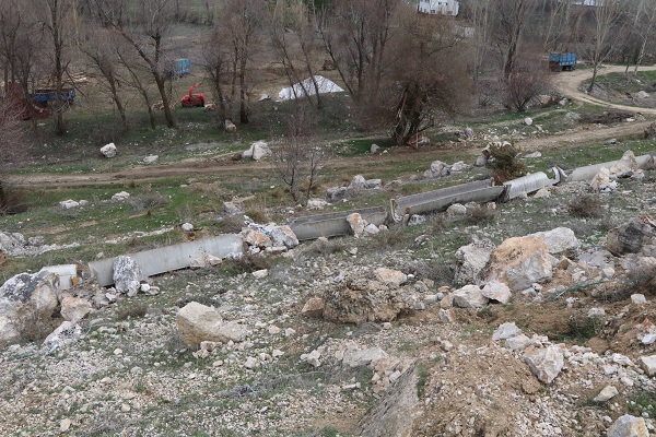 Dağdan kopan kayalar su kanallarını bu hale getirdi