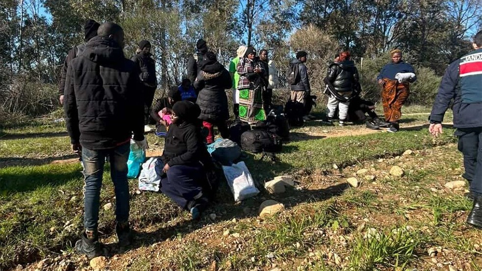 "Dağın arkası İstanbul" Kaçak göçmenleri araziye bıraktı