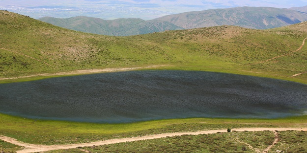 Dağın zirvesinde! Bervi Gölü ziyaretçilerini ağırlıyor