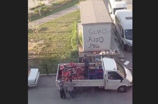 Dağıtmak yerine çöpe döktü! Kilolarca çileği israf etti