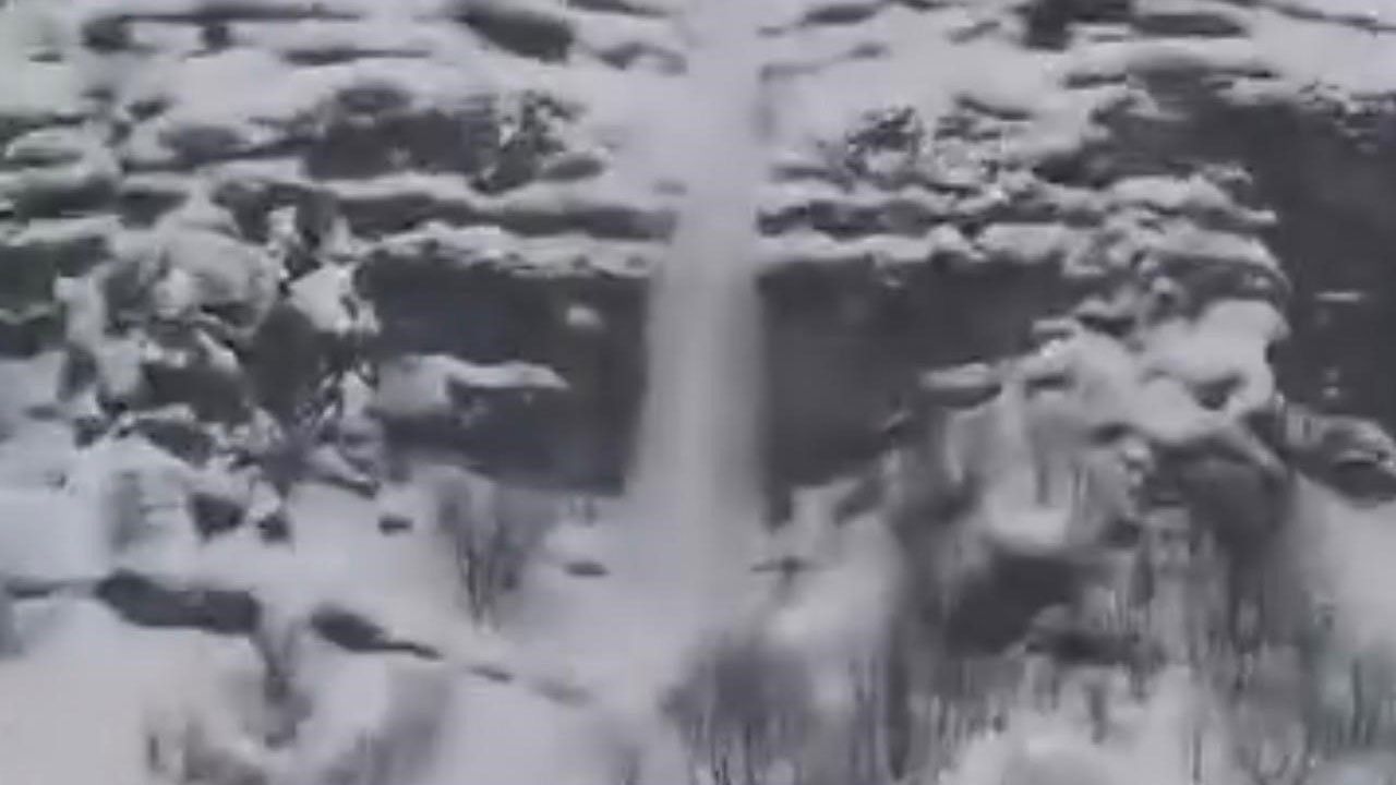 Dağlar çözüldü, kar kütleleri aktı! Çığ anı kamerada