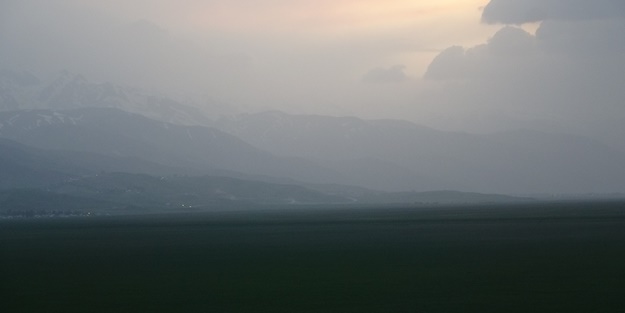 Dağlar toz bulutundan kayboldu