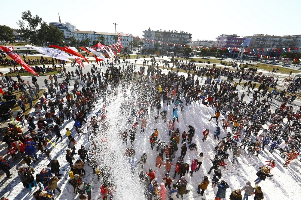 Dağlardan çocuklar için 30 kamyon kar getirildi 