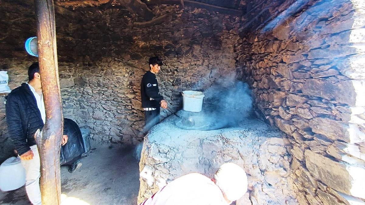Dağlardan toplanıp beyaz toprakla harmanlanıyor! 300 derecede kaynayan şifa deposu! Tadan, “Bu neymiş ya” diye şaşkına dönüyor! Bir kaşık yiyen hastalık nedir bilmiyor