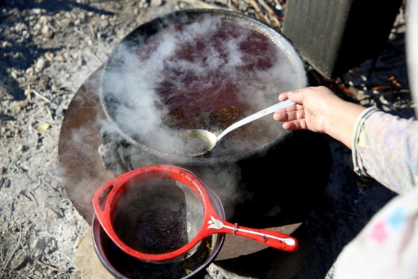 Dağlardan toplanıyor zahmetle hazırlanıyor! Litresi 2 bin liraya satılıyor