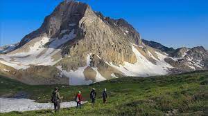 Dağlık arazide hayvan otlatırken mahsur kalan 2 kadın kurtarıldı