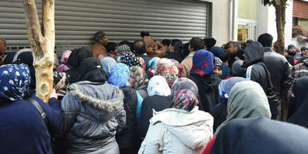 Daha fazla dayanamayıp kepenkleri yumrukladılar! Bu sabah İzmir…