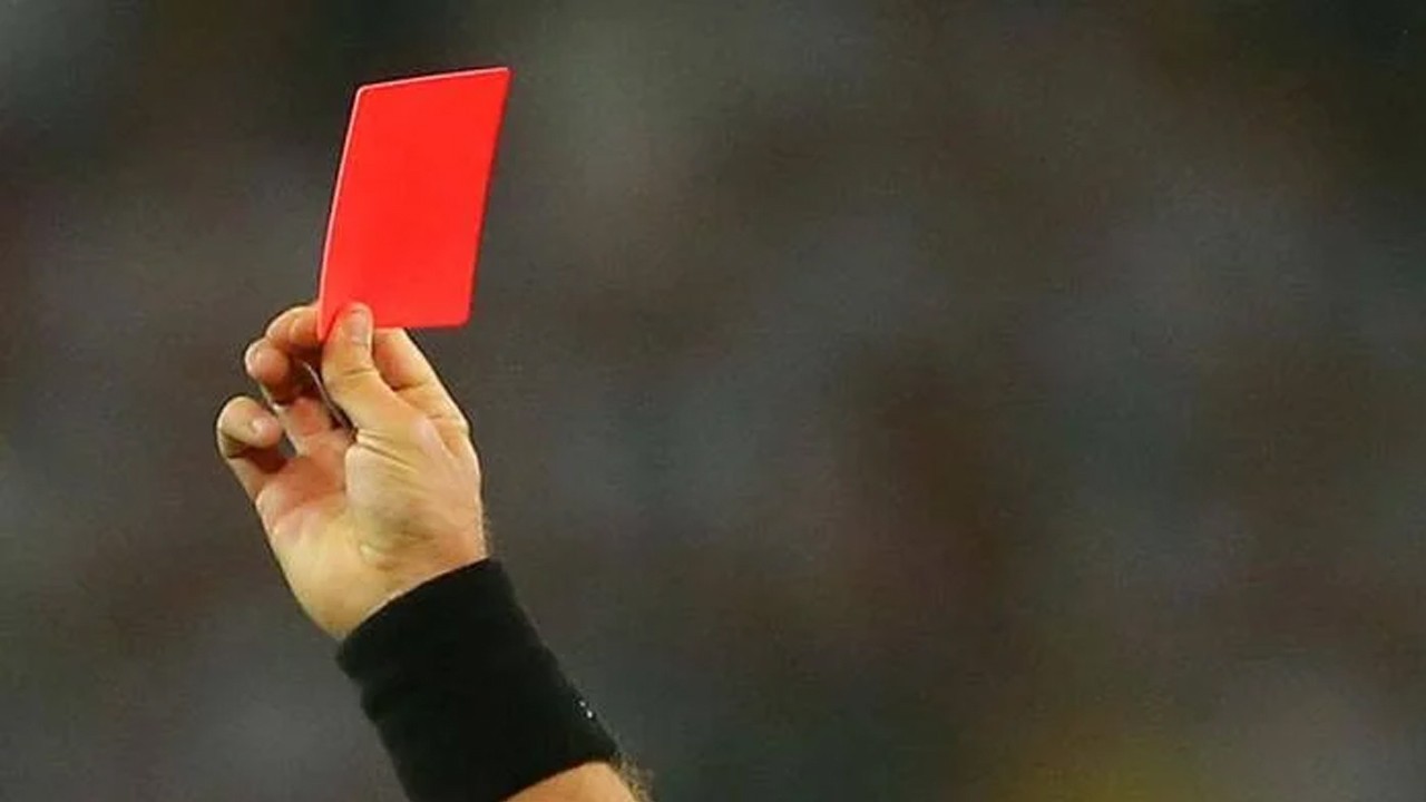 Daha hızlısı yok! Maçın 3. saniyesinde kırmızı kart gördü