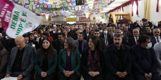 Daha ne kadar bu görüntülere alışacağız? Pervin Buldan'ın katıldığı HDP kongresinde PKK propagandası!