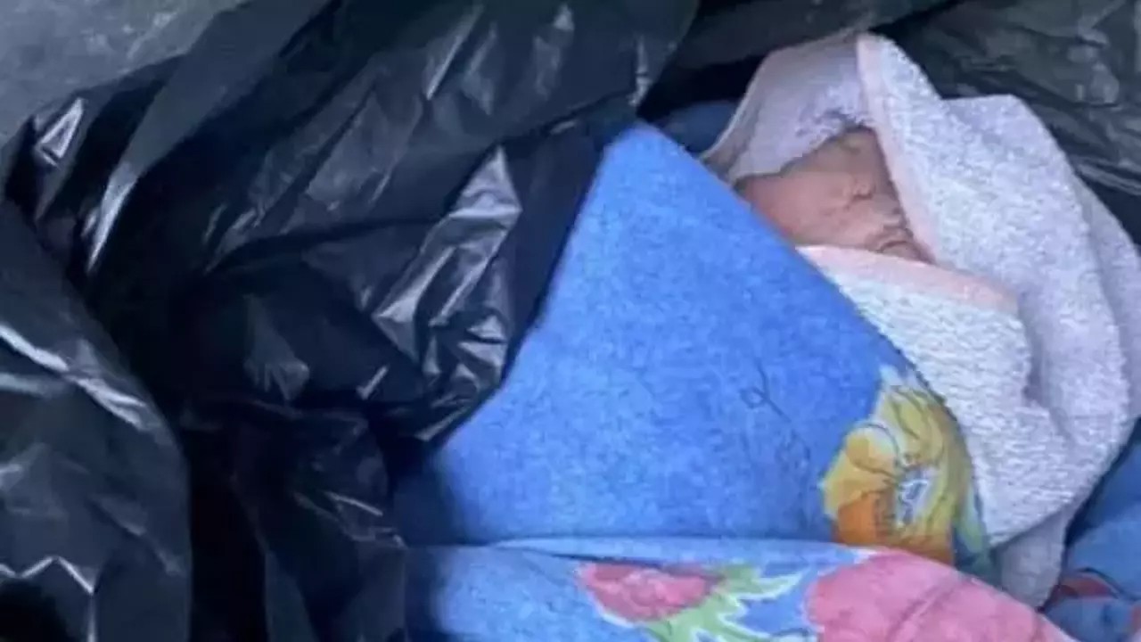 Daha neler göreceğiz! 25 günlük bebeğini sokağa attı