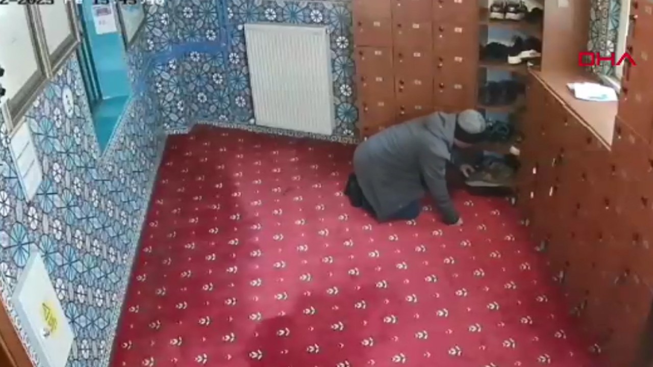 Daha neler göreceğiz! Camide namaz kılıyor gibi yapan şahıs bakın ne yaptı