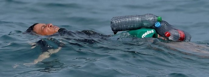 Daha neler göreceğiz neler! Yüzerek ülke değiştirdiler