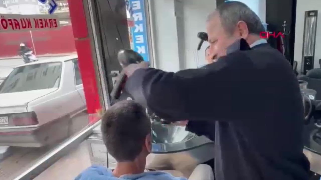 Daha önce böyle berber görmediniz! Müşterilerini 40 yıldır bakın nasıl tıraş ediyor