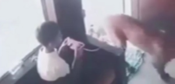 Daha önce böyle bir olay duydunuz mu? Ofise giren leopar 12 yaşındaki çocukla burun buruna geldi