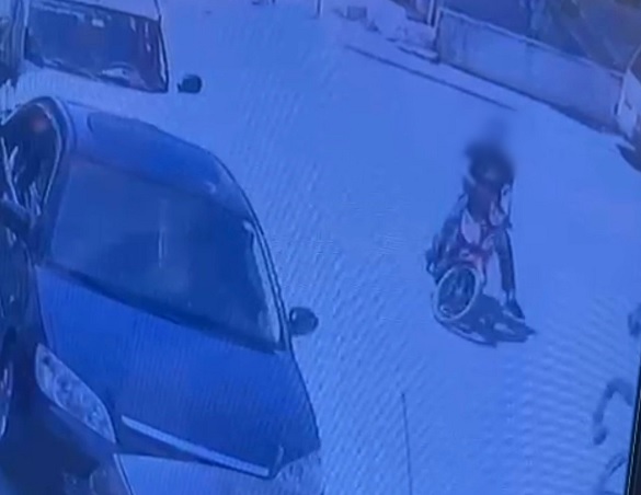 Daha önce böyle kaza duydunuz mu? Kaçan at, motosikletliyi altına aldı