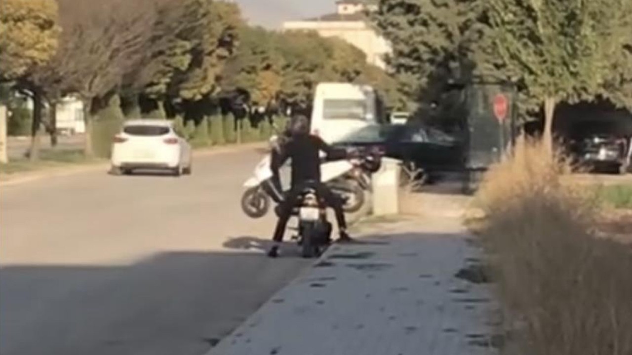 Daha önce böylesini görmediniz! Arızalı motosikleti başka bir motosikletle taşıdı